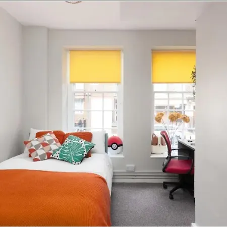 Spacious Room With Shared Facilities Londen Buitenkant foto